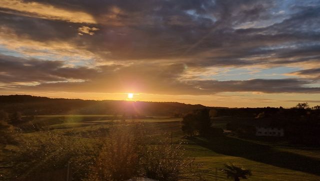 Guten Morgen.
Nach einer etwas unruhigen Nacht grüßt uns heute wieder die Sonne. 
Wir wünschen euch allen einen schönen Wochenstart.